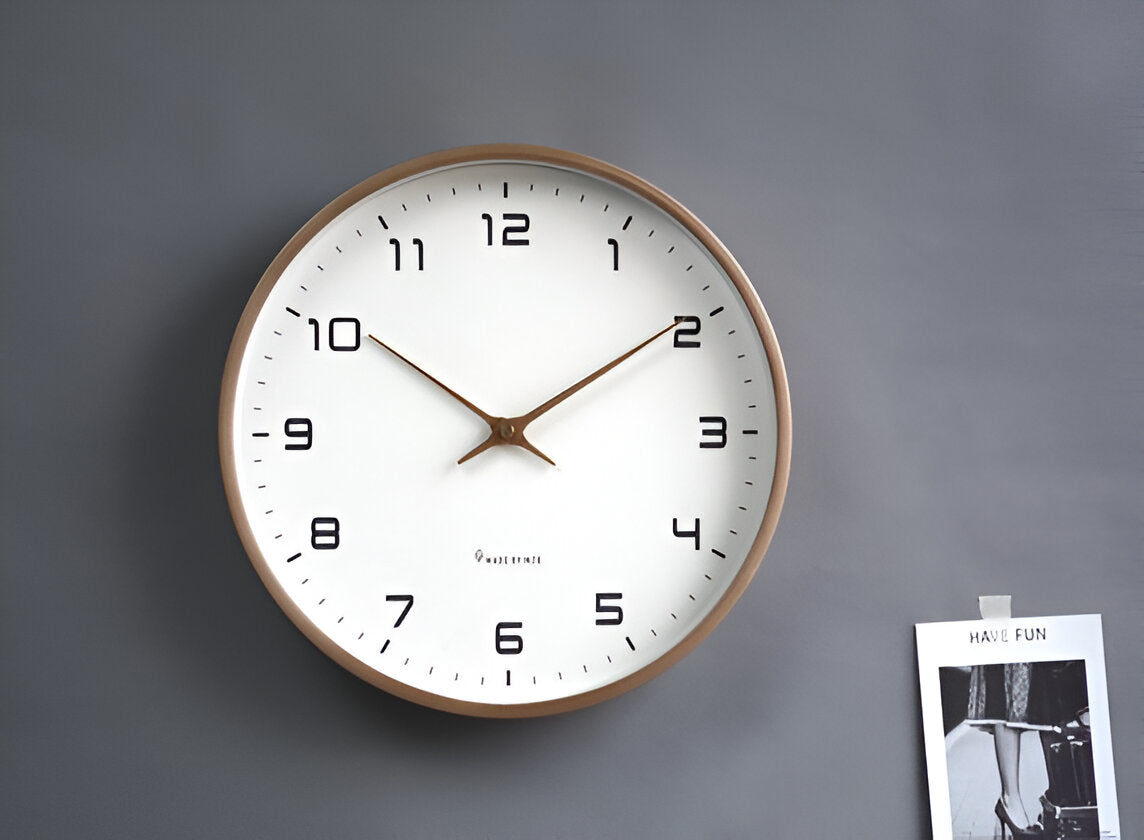 Silent quartz movement of the wall clock